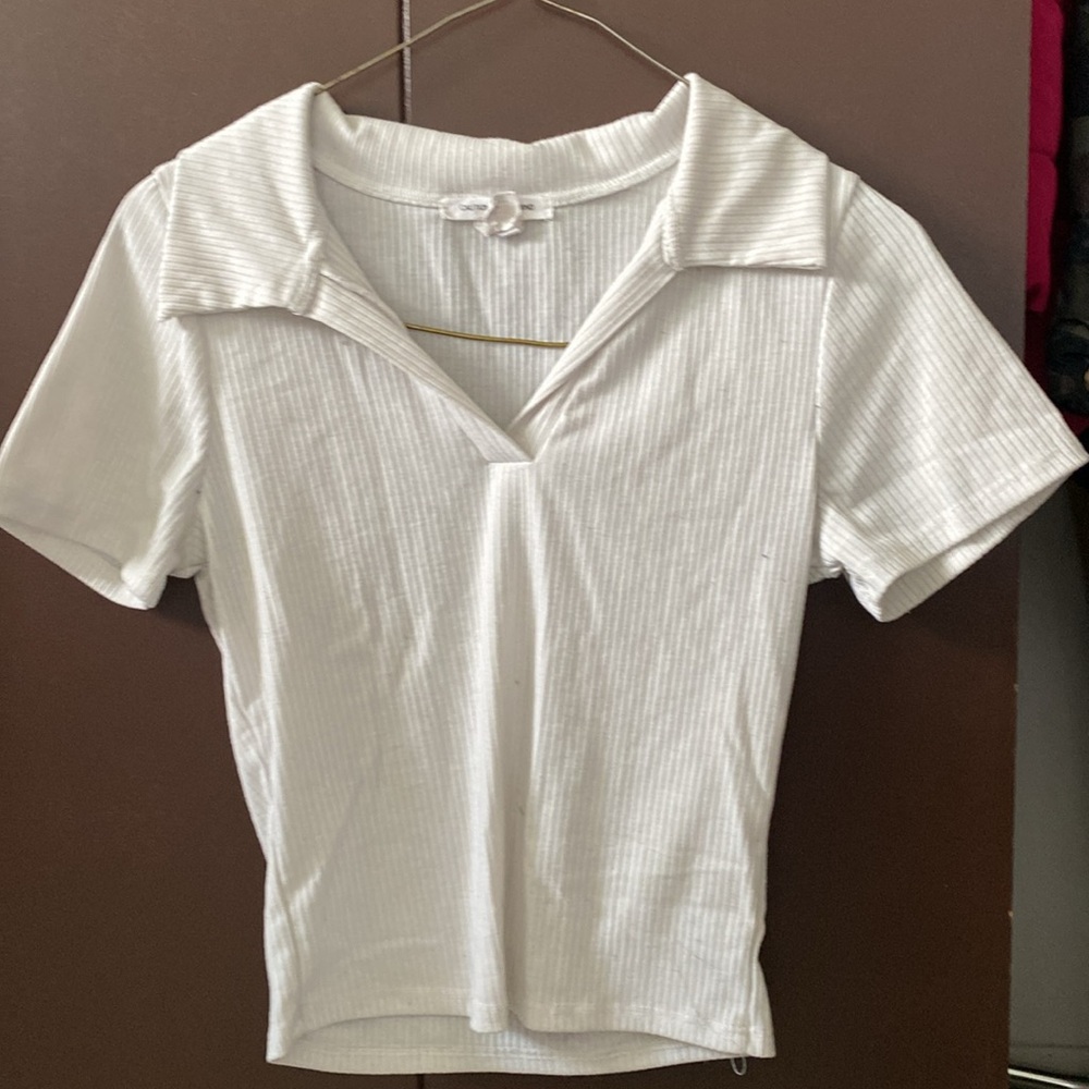 CAUTION TO THE WIND RIBBED  FITTED SLIGHTLY CROPPED JOHNEY COLLAR T SHIRT